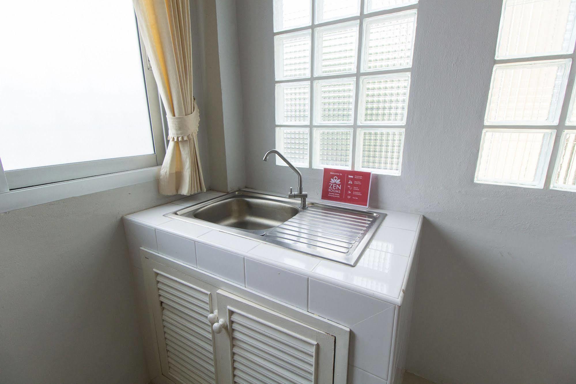 Zen Rooms Damrongrak Road Банкок Екстериор снимка